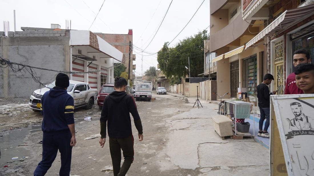 كوافيرات بعقوبة.. “الميك أب” يتوقف حين ينزل المطر وشارع التجميل يغرق (صور)