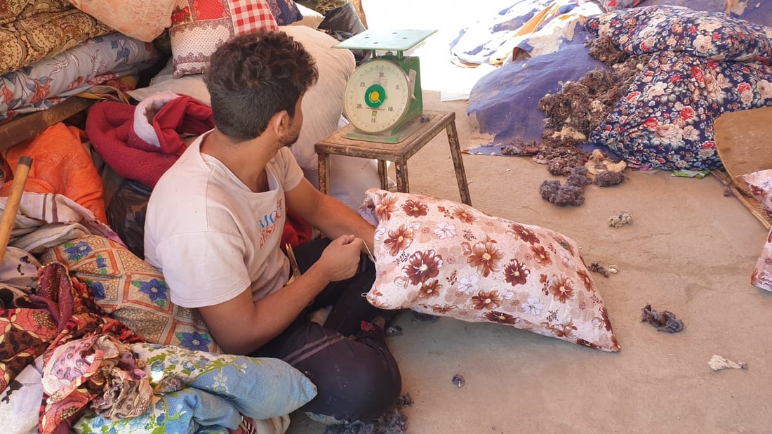 ندّاف ينافس المستورد بالقطن الطبيعي ويتعهد للزبون بـ”مخدة ألف ليلة وليلة” (صور)