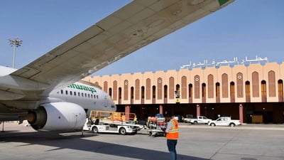 عاصفة تجبر الطيار العماني على الهبوط في البصرة.. ومدير المطار ينفي الإغلاق
