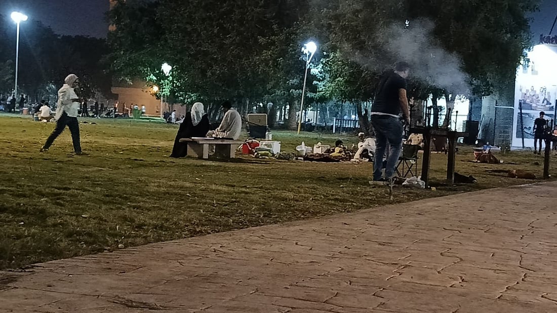 صور: البغداديون استمتعوا في آخر ليلة من العطلة الصيفية وأكلوا المشويات