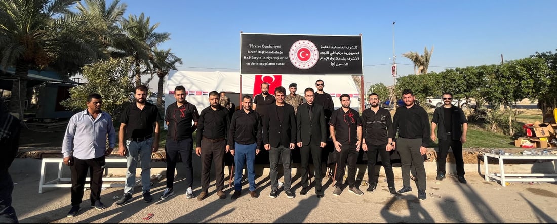 (صور) القنصل التركي يخدم الزائرين في النجف: نحب أهل البيت