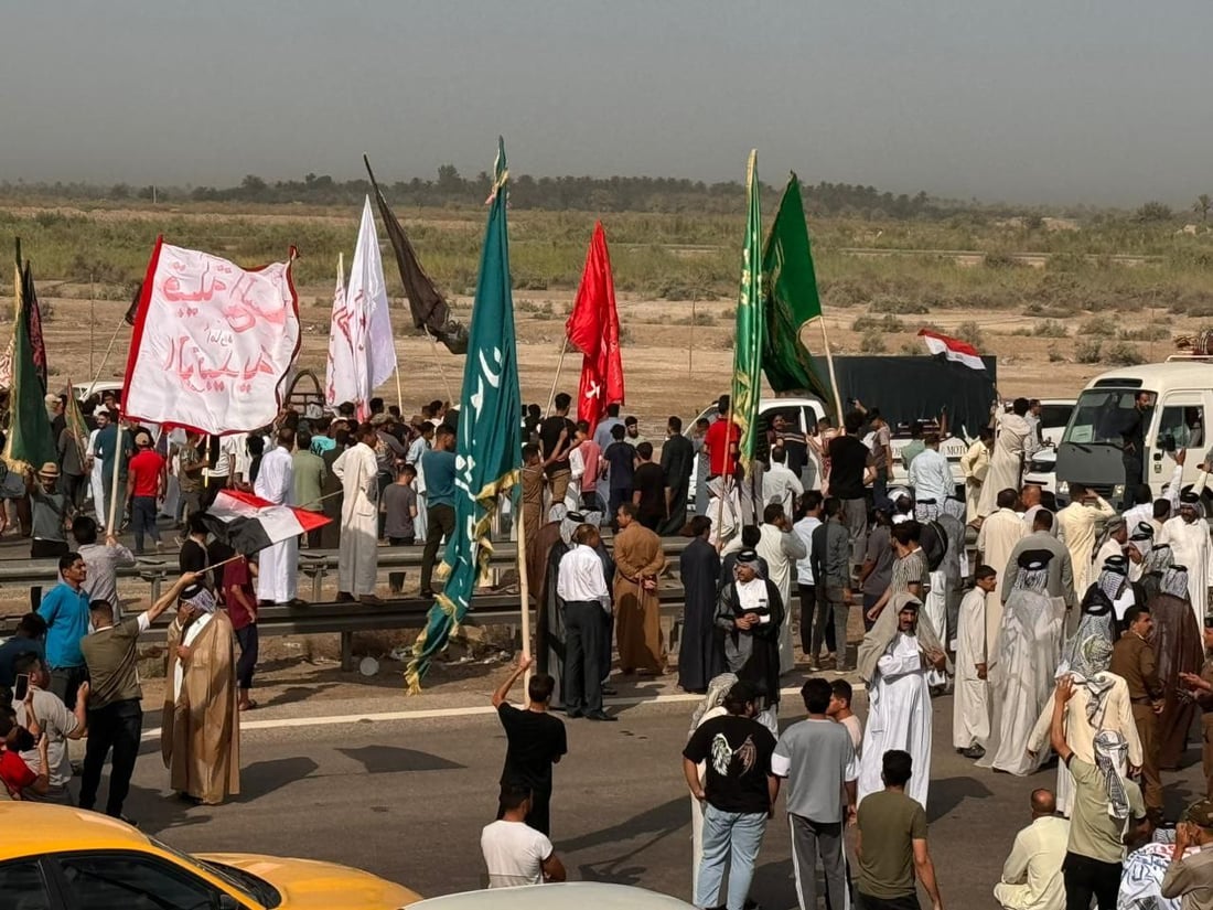 عشائر الشوملي تغلق الطريق الدولي احتجاجاً على شح المياه.. رد من مدير الناحية (صور)