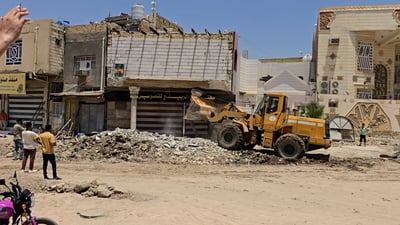 فيديو: شفلات البلدية تهدم وتزيل في سوق الشيوخ أيضاً.. شارع المدارس سيعود واسعاً