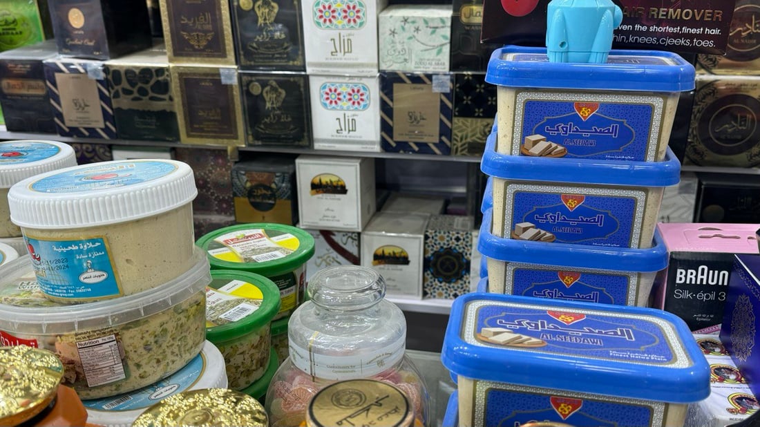 معبر “القجق” بين البصرة والكويت.. “سوق البنات” انتهى وبقيت حلوى الخليج (صور)