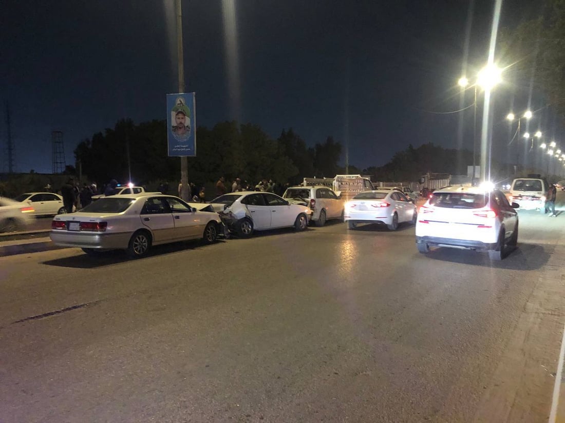 صور.. “ملكة” تصدم 5 سيارات وسائقها يتركها هارباً في النجف