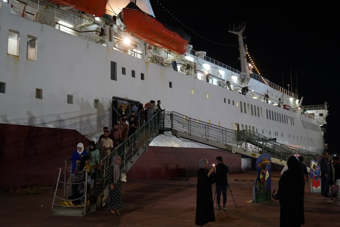 طوابير البصريين تصطف أمام “لوغاس هوب”.. معرض الكتاب يرسو في شط العرب (فيديو)