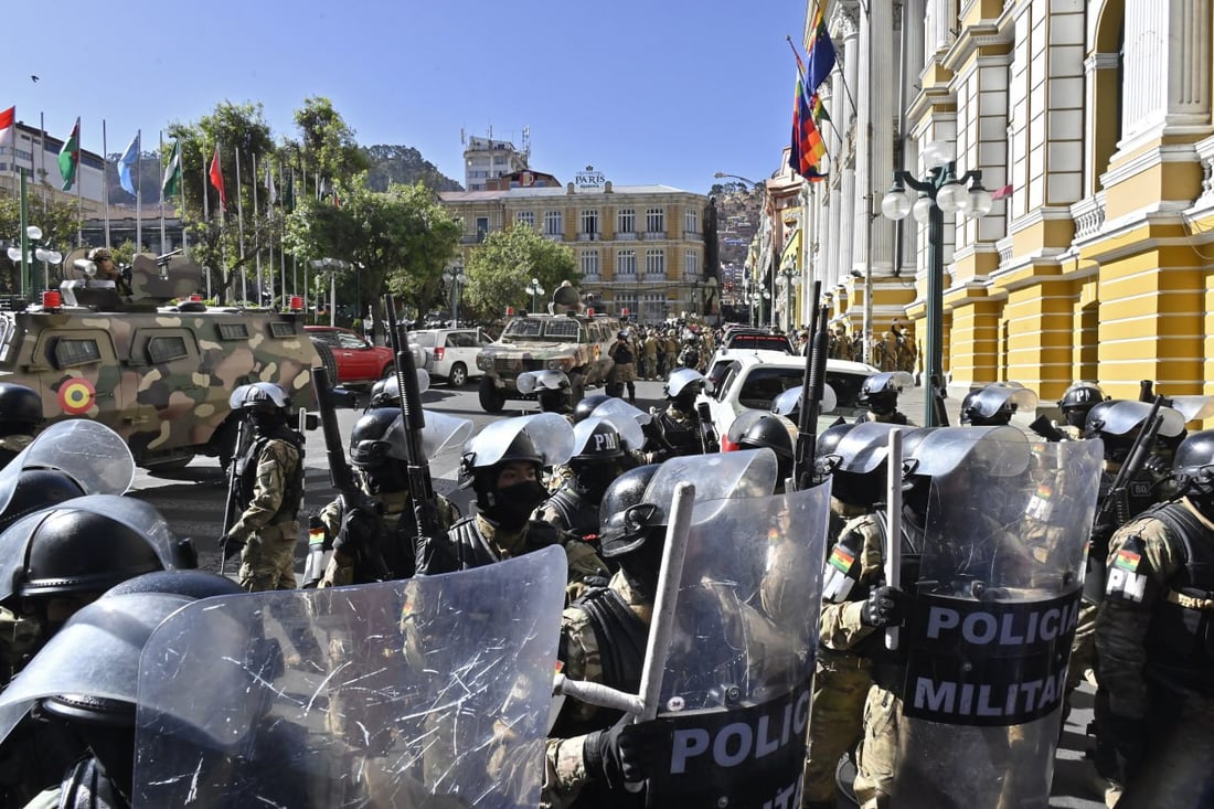 صور: الدبابة قصفت قصر الرئيس فجراً والجنود اقتحموا لكن انقلاب بوليفيا فشل