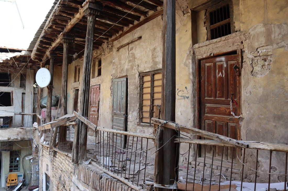 فيديو من “خان المدامغة” في الكاظمية: آخر شاهد على العهد العثماني تحوّل إلى “گراج”