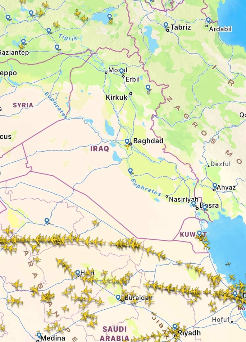 الأجواء خالية والخسائر كبيرة.. الطائرات تغيّر مسارها قبل الدخول إلى العراق (صور)