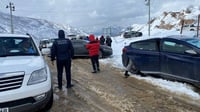 شاهد: ثلوج كثيفة تغلق الطرق نحو مهرجان التزلج على الجلي...