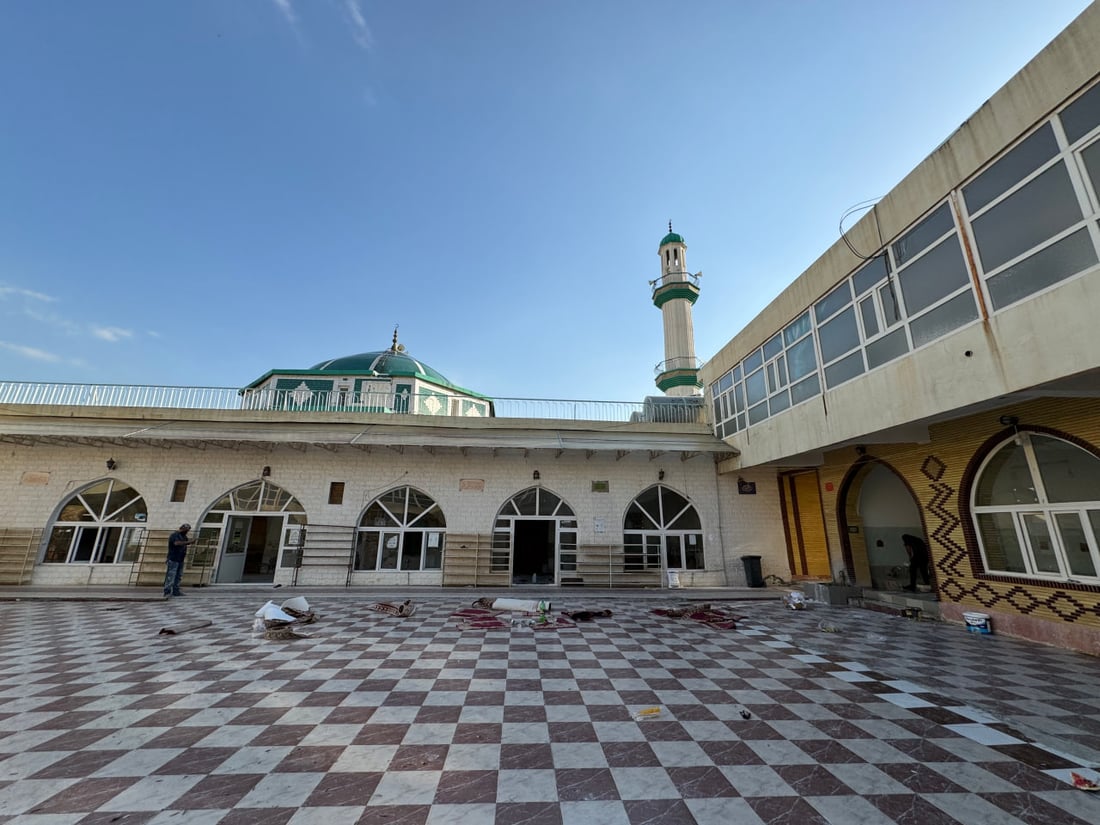 صور: مسجد كويسنجق يكتسي باللون الأبيض.. متبرعون تكفلوا بطلاء المبنى التاريخي