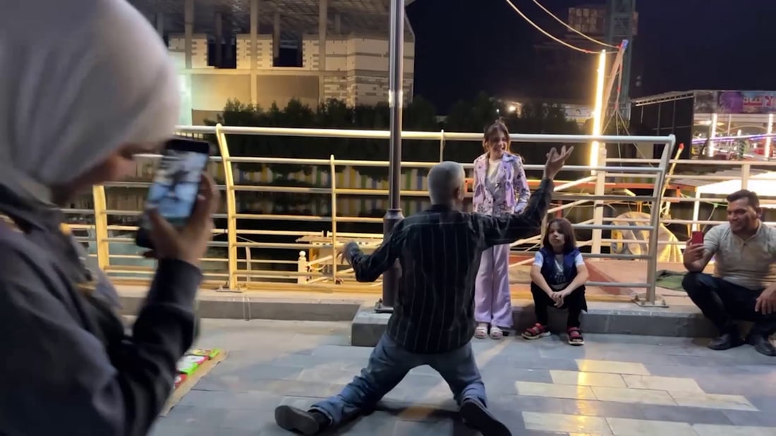 كردي مجنون بالغناء على كورنيش البصرة.. جمع زبائن “السي دي” حوله باستعراض مميز (فيديو)