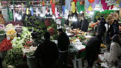 إيران تقرر توزيع الرواتب مبكراً ودعم السلة الغذائية بالسمك والروبيان واللحم