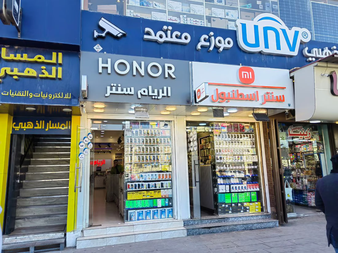 Mid-range models bestsellers in Mosul’s cell phone bazaars
