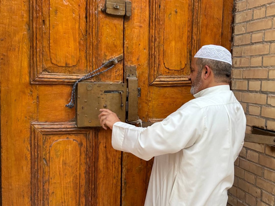 مفتاح طوله متر لبوابة مسجد أهل نجد في الزبير وعلى القفل اسم الأمير