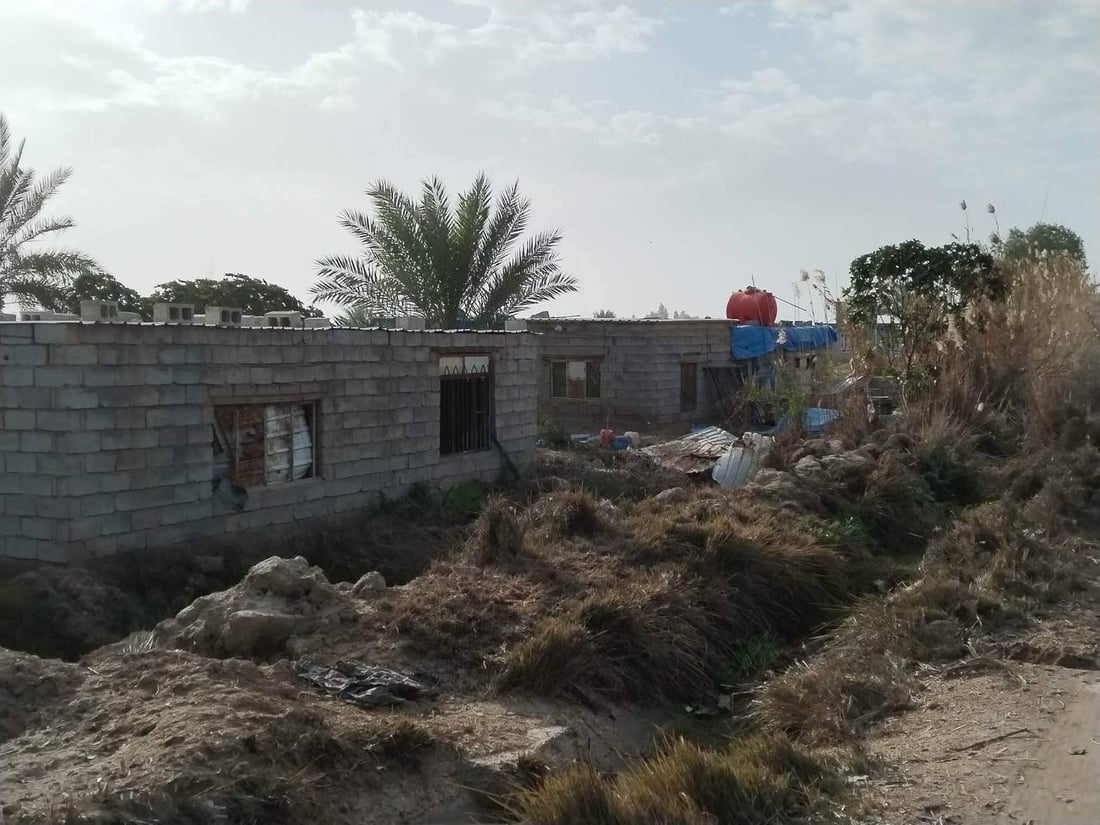 قرية “النهار” تخشى الليل منذ 8 سنوات.. الجيران يمنعون وصول الكهرباء إليها