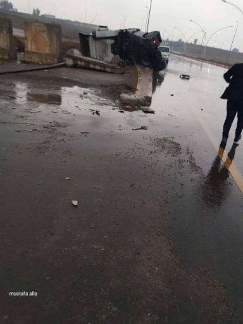 بسبب غزارة الأمطار.. انقلاب شاحنة في سايدين القصور بأيسر الموصل