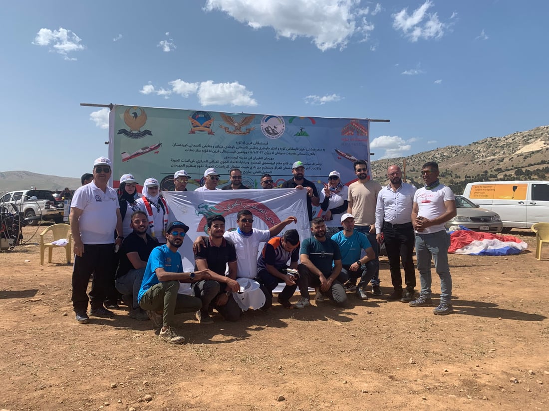 فيديو: 250 عراقياً يطيرون على جبل “هيبت سلطان” بالمناطيد والطائرات الشراعية