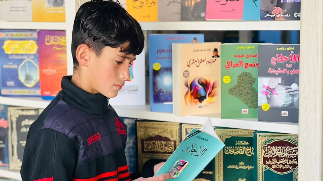خطوة نحو جيل قارئ.. مدرس ينشئ أول مكتبة مدرسية في البعاج