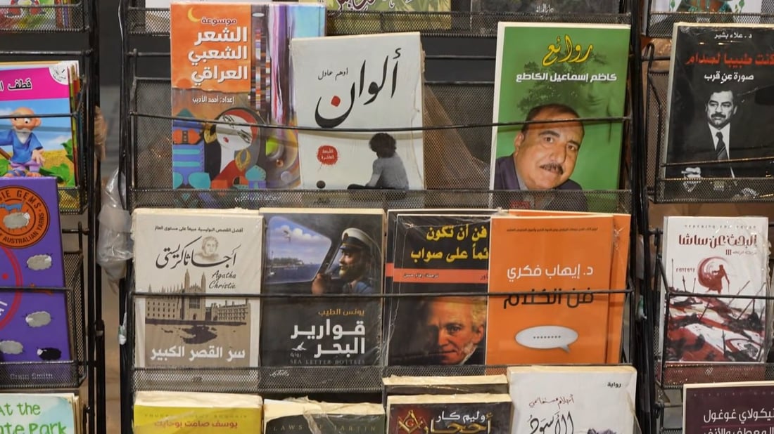 فيديو: قراء البصرة يبحثون عن طبعات قديمة لكافكا وديستوفسكي.. ومحمد خضير “حاسم”