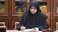 صورة: الوزيرة هيام الياسري تكتب بخط يدها والحبر الأحمر ...