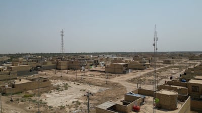“الدار للبيع” لافتات تغزو حي المذار في قلعة صالح.. السكان تعبوا من الوعود الحكومية