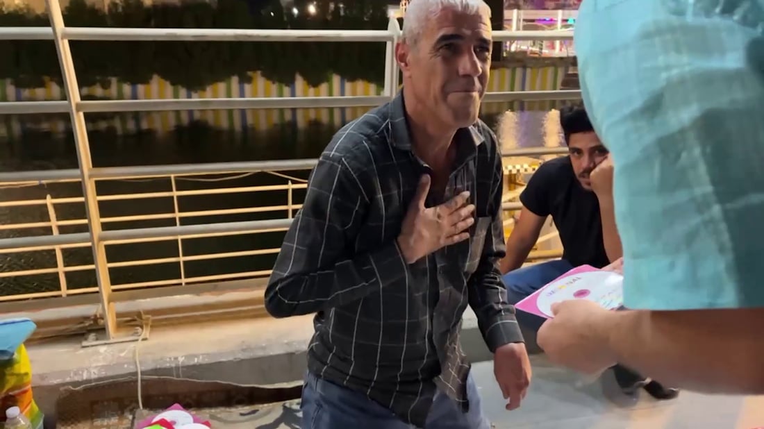 كردي مجنون بالغناء على كورنيش البصرة.. جمع زبائن “السي دي” حوله باستعراض مميز (فيديو)