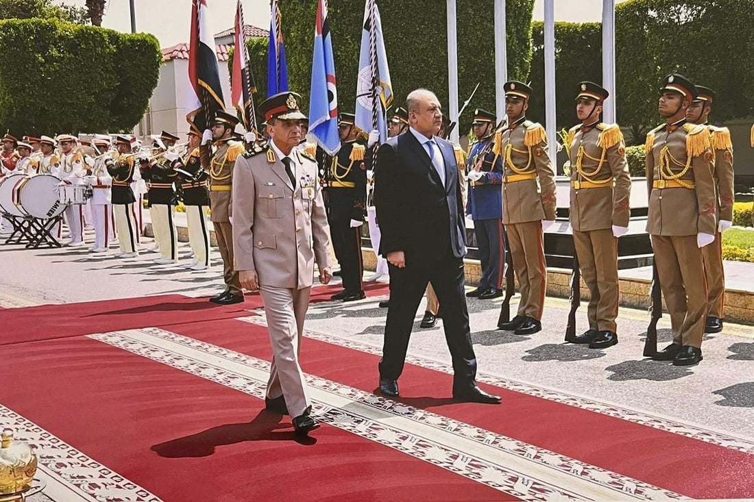 صور: العباسي يصل مصر على رأس وفد من كبار ضباط الدفاع