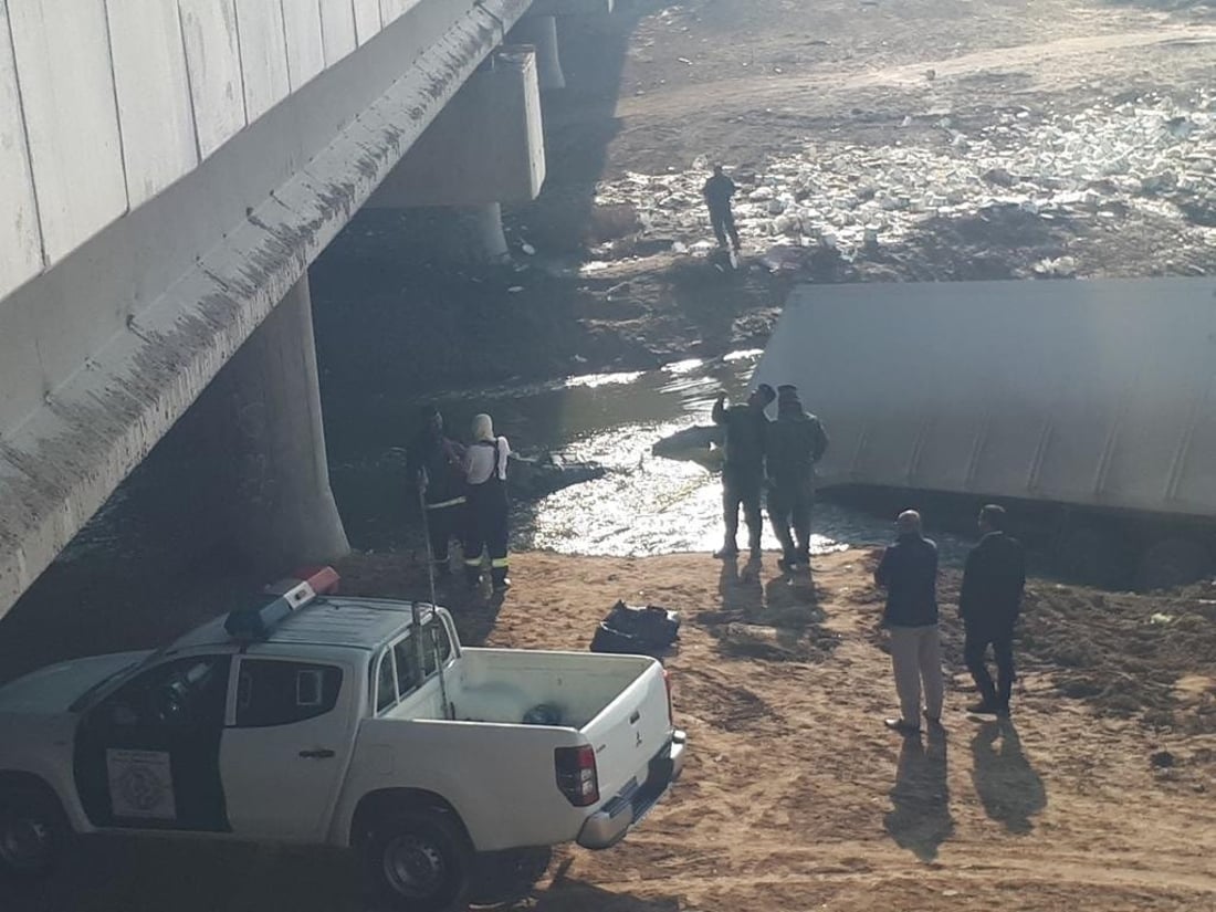 ضباب الناصرية يهوي بشاحنة في “المالح” وانتشال جثة سائقها (صور)