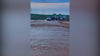 شاهد.. سيل عارم يقطع طريق الموصل مع الصحراء.. أهالي ربيعة احتجزوا حتى غروب الشمس