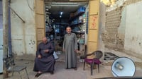 صور: كهربائي في هيت يصلّح سماعات الجوامع مجاناً ويبيع ا...