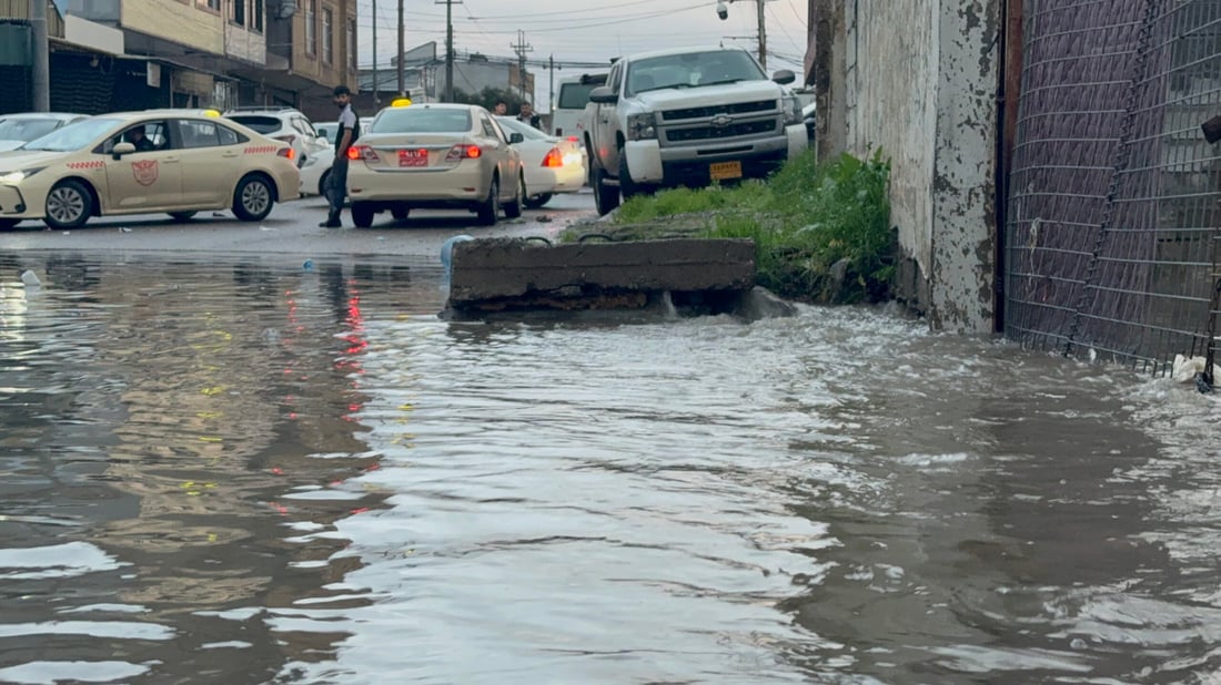 چەند ئۆتۆمبێلێک کەوتنە ژێر ئاو؛ بارانبارین لە چەند شوێنێکى هەولێر ئاستەنگى هاتوچۆى دروستکرد