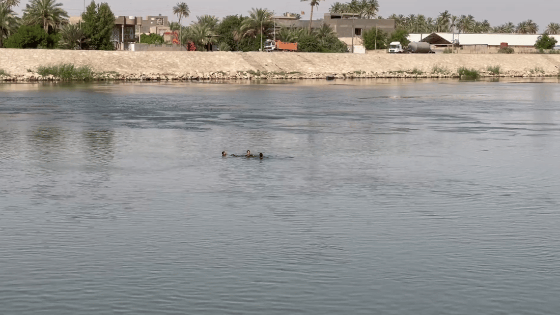 صور من ضفاف شط الكوفة: الشباب يحيّرون الشرطة.. يسبحون رغم 5 حالات غرق حتى الآن!