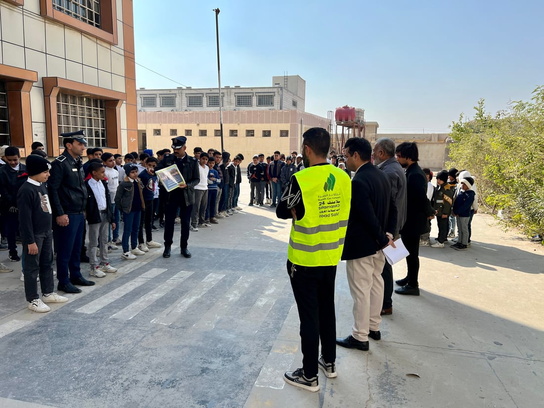صور: ضباط مرور في مدارس الزبير وسفوان لتدريب المعلمين على السلامة المرورية