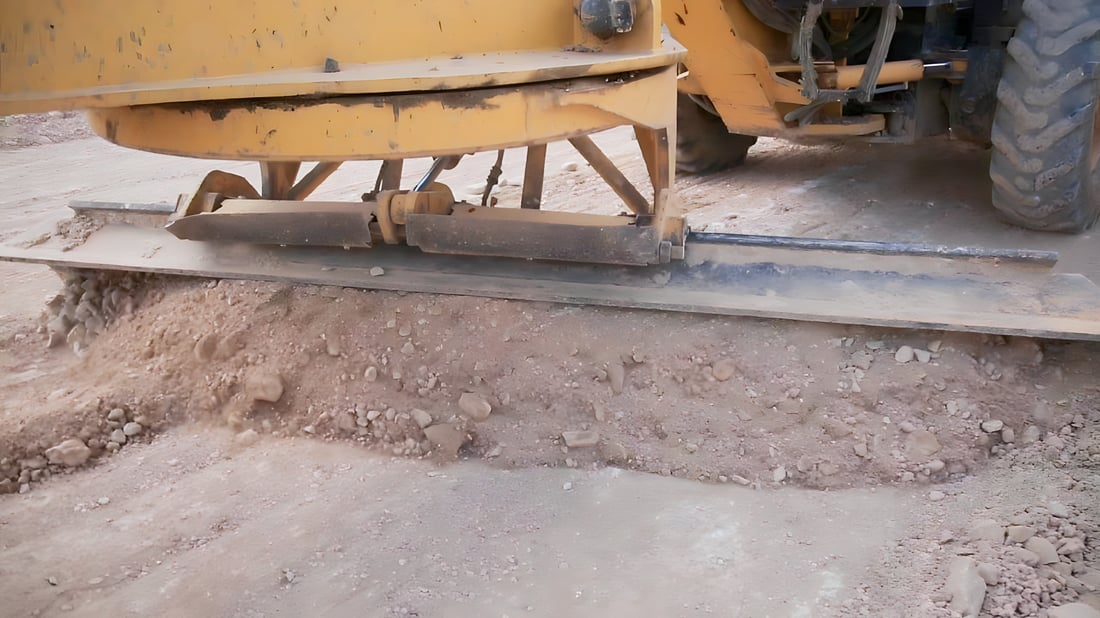 متطوعون أحرجوا سلطات سنجار وقرروا تبليط الطريق إلى المزارات الدينية بأنفسهم (صور)