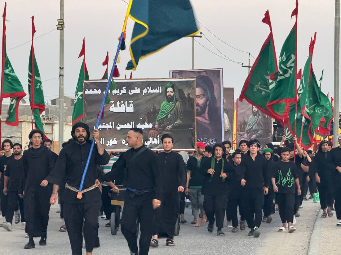 صور: 140 راية تحركت من خور الزبير نحو كربلاء.. استعراض المشاية في الأصمعي