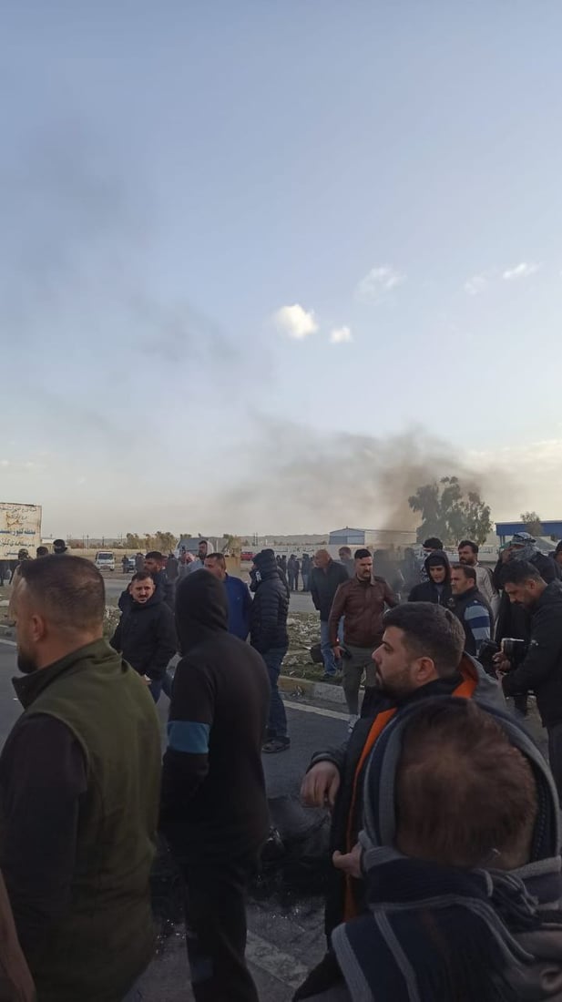 صور: أصحاب “التريلات” يغلقون الطريق بين كركوك وأربيل بالإطارات المحترقة