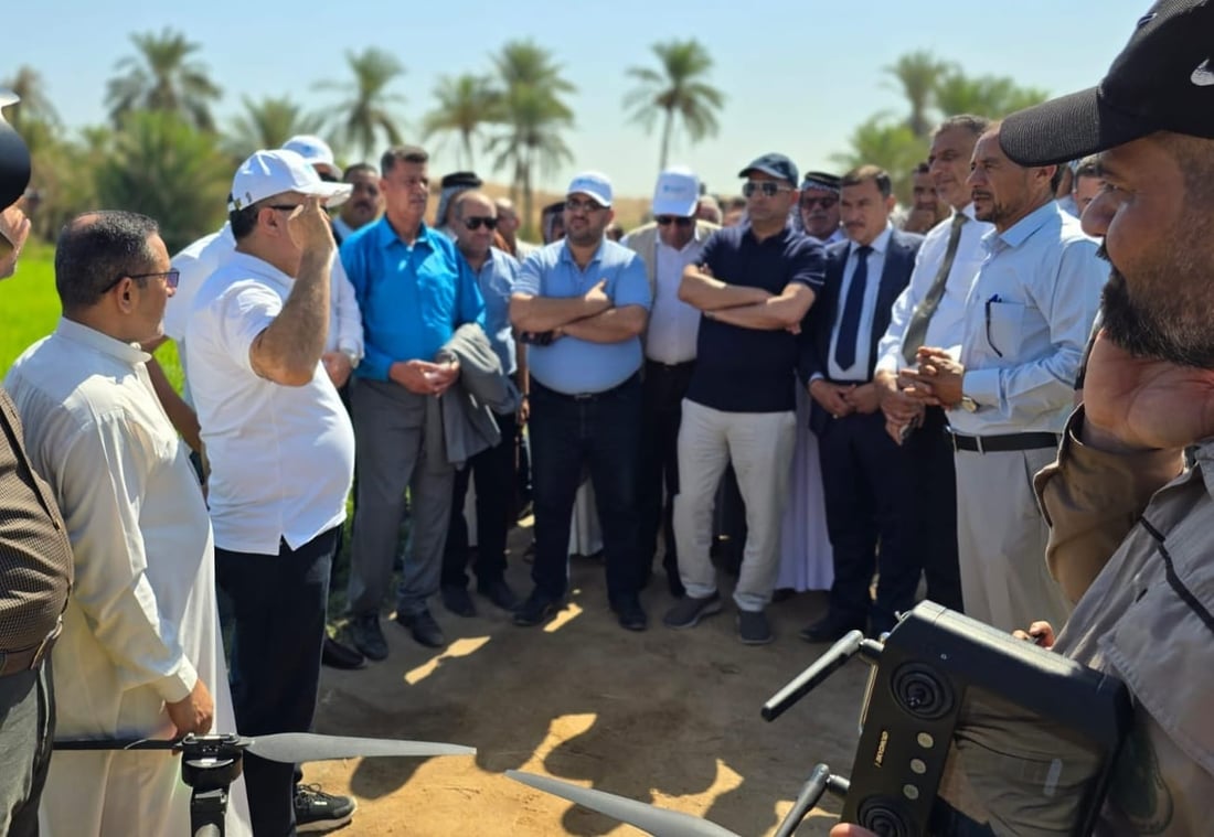 “درون” لرش السماد فوق حقول العنبر.. “فاو” تساعد فلاحي النجف على تقليل الكلفة