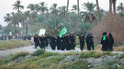 صور من بساتين بابل.. حشود الزائرين تشق طريقها نحو كربلاء مشياً على الأقدام