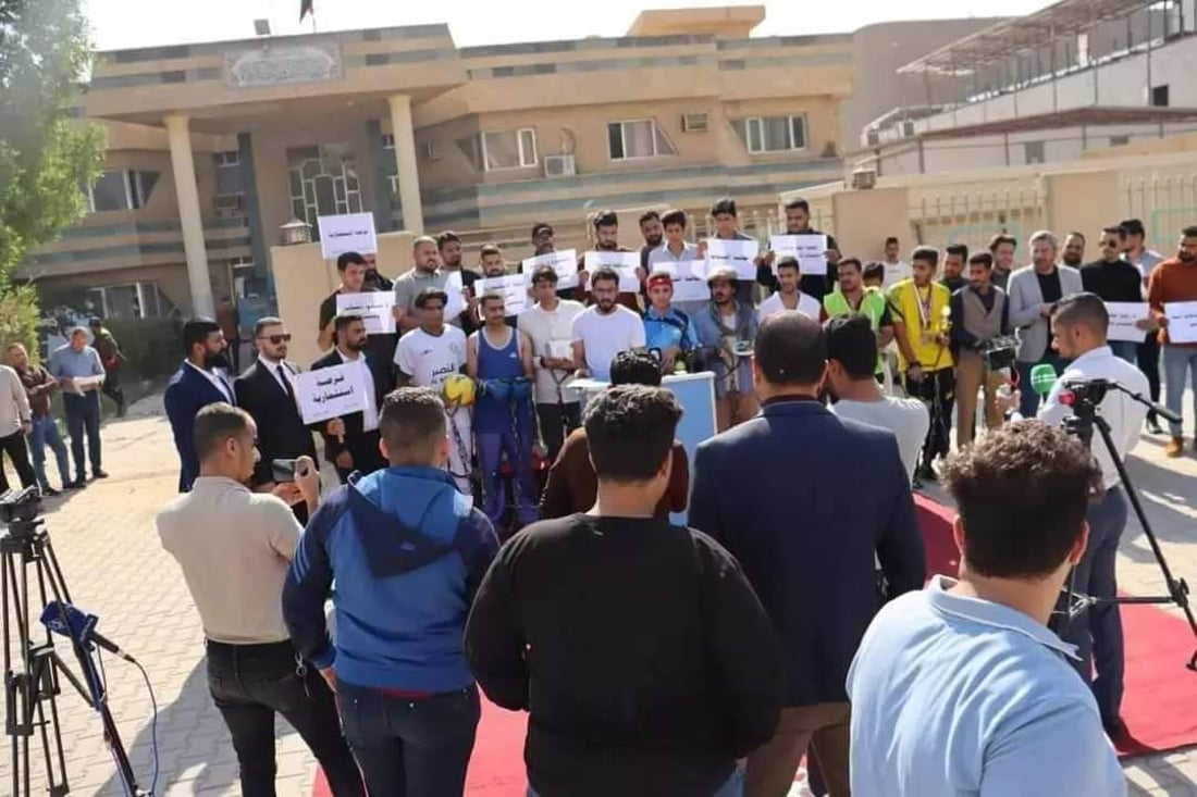 علي حاكم خيّون.. حائر بعداء الأحزاب للتطوع لكنه يواصل في “المدرسة الحرة”