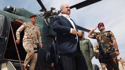 وزير الدفاع يصل إلى قاعدة بلد الجوية (صور)