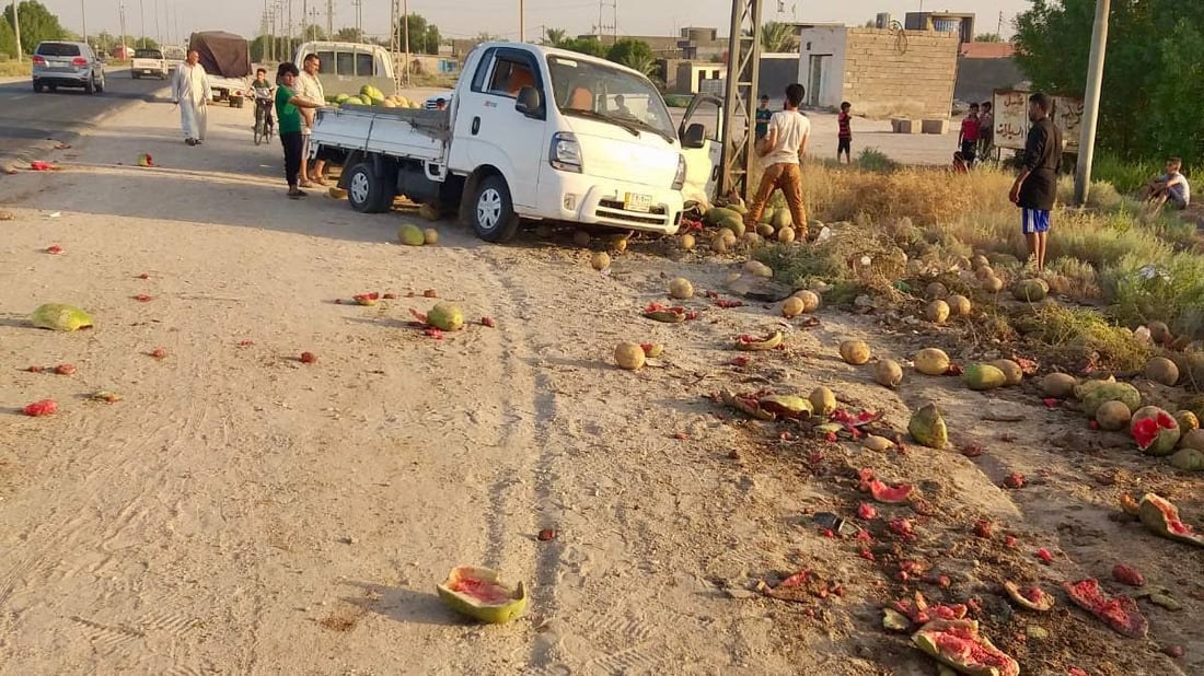 تناثر الرقي على طريق القرنة.. صور: “ملكة” تنحرف وتصدم “كيا” محمّلة