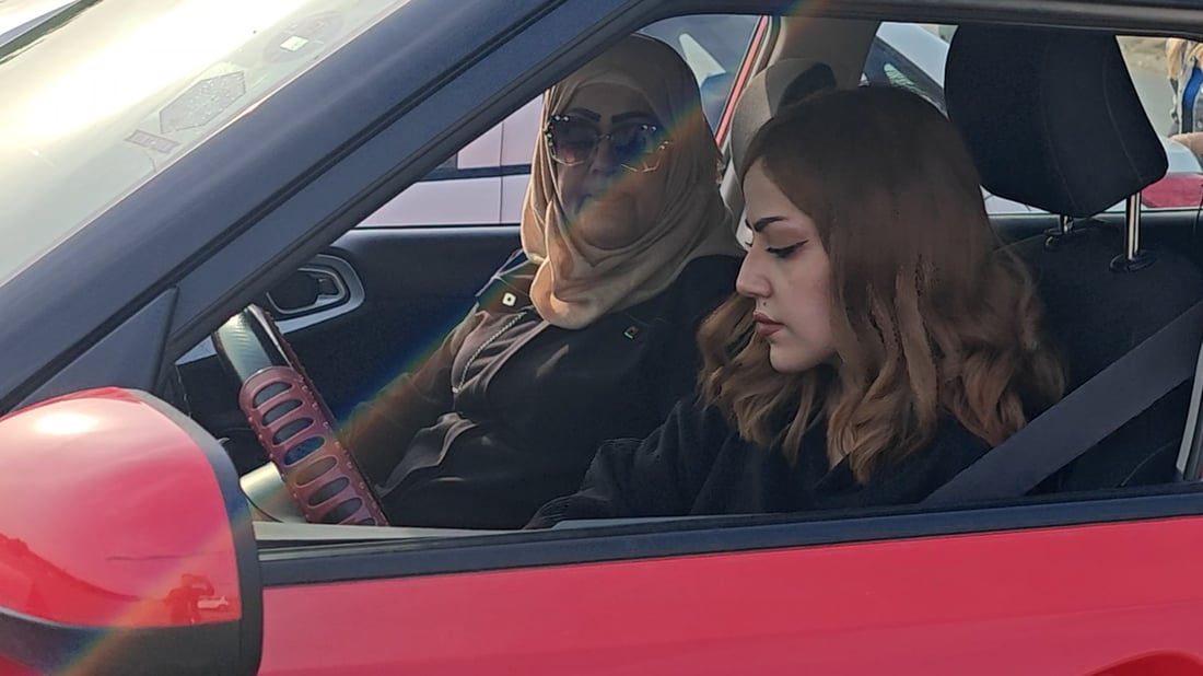 فيديو للسيدة إنعام وسرّ “بعض اللطف”.. تدرب الأولاد والنساء على السياقة في بغداد