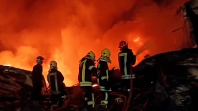 فيديو: تطويق واقتحام وإنقاذ.. إطفائيات بغداد تلقي بثقلها في حريق عويريج الهائل