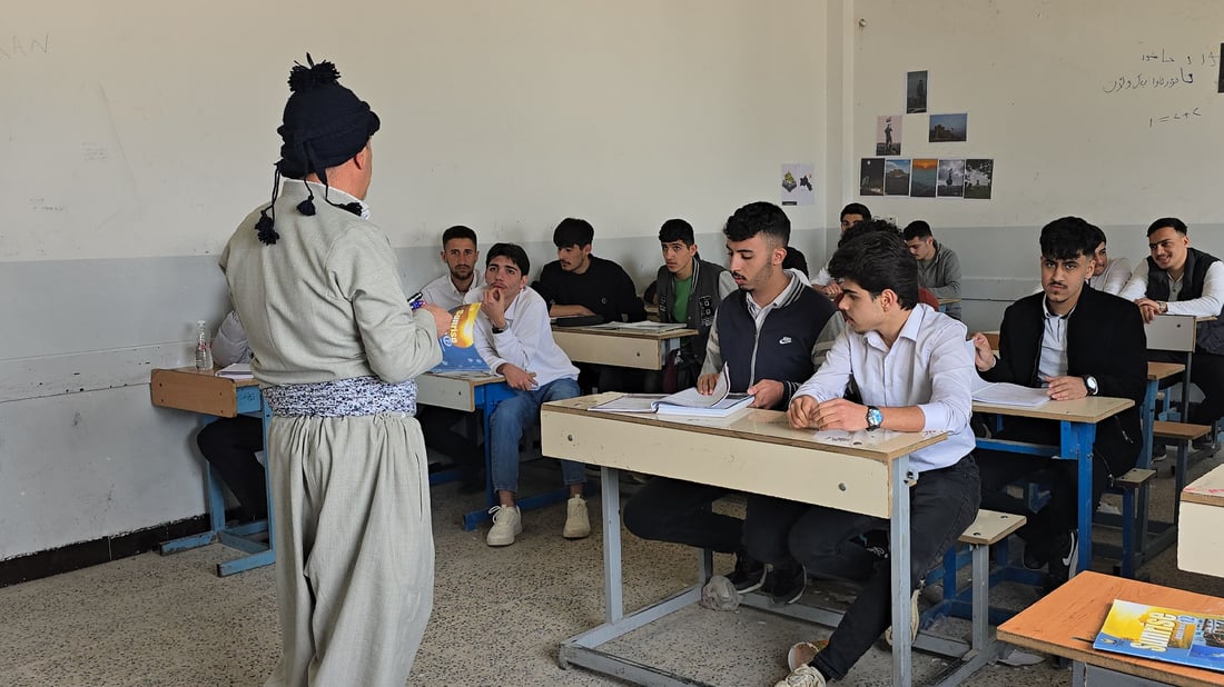 وانەی ئینگلیزی بە جلی کوردی و کڵاوو کلێتەوە