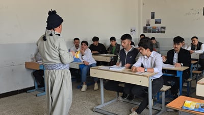 وانەی ئینگلیزی بە جلی کوردی و کڵاوو کلێتەوە