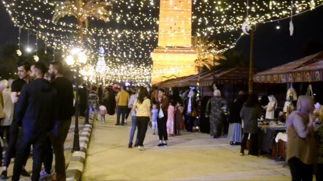 صور: حتى الصغيرة “فوف” تأتي للبيع هنا.. ليالي بغداد جعلت المتنبي باحة رمضانية