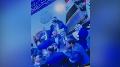 فيديو: جاكوج الرئيس لم يضرب الحيدري.. هكذا بدأت “لكمات” البرلمان