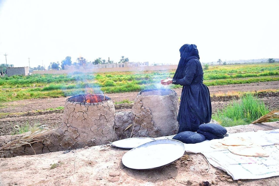 “تنور الطين” ما يزال دافئاً في طويريج.. الخبز للأهل والزائرين فقط (صور)