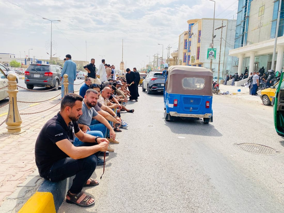 صور من العمارة: أزمة الدولار تؤخر رواتب “بتروجاينا”.. اعتصام أمام مصرف بغداد